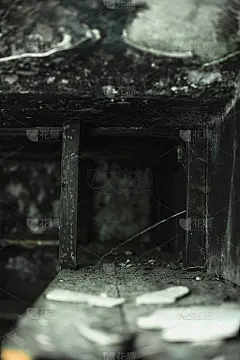 建筑物内部因火灾引起的炭化货架。