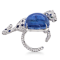 这枚蓝宝石戒指是 Cartier 2016年推出的 Panthère De Cartier 高级珠宝系列新作，延续品牌标志性的「猎豹」（Panthère）主题，呈现一只猎豹倚靠于蓝宝石畔的生动姿态。

主石为一颗椭圆形弧面切割蓝宝石，豹身镶嵌钻石、蓝宝石，眼睛为祖母绿，鼻子为缟玛瑙，白金戒托镶嵌圆形切割钻石。