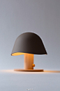 #家居#Garay Studio，西班牙设计工作室，位于马德里，由Claudia Garay创办，主要从事产品及灯饰设计，他们设计的这款“Mush Lamp”(蘑菇灯)，外形像一只蘑菇，头部采用陶瓷制作，配合木质支架，整体感觉温馨舒适。http://t.cn/8sgTvAk