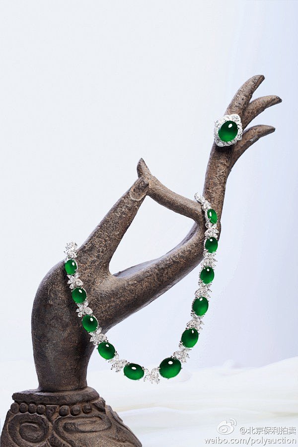 天然玻璃种帝王绿翡翠配钻石项链、戒指套装...