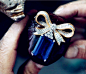 在蒂芙尼的珠宝系列中常使用彩色宝石，顶部的18K黄金材质的蝴蝶结上镶嵌有璀璨圆钻，重达40克拉的蔚蓝色坦桑石经过祖母绿形切割，镶嵌在铂金底座之上，经典完美，演绎着现代奢华~