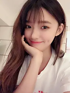组图：林允剪空气刘海晒嘟嘴自拍 调侃要网友做成表情包 : 6月28日，林允上传一组自拍，并配文称：“空气刘海，新发型，有种想做表情包的冲动，靠你们了！”照片中的她留着空气刘海，大眼有神，嘟嘴卖萌。她表情丰富，搞怪可爱。