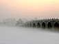 颐和园，中国
Photograph by Shen Xinhang
位于颐和园内的大理石17洞拱桥。
 
颐和园是中国现存规模最大、保存最完整的皇家园林。位于北京市海淀区，利用昆明湖、万寿山为基址，以杭州西湖风景为蓝本，汲取江南园林的某些设计手法和意境而建成的一座大型天然山水园，也是保存得最完整的一座皇家行宫御苑，被誉为皇家园林博物馆