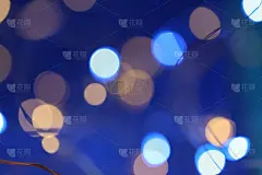 散景底色为蓝色。壁纸手机闪亮的蓝色散焦。冬天美丽闪耀的抽象背景在寒冷的颜色。节日光泽的散景纹理。青色