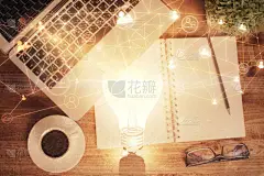 社交网络全息图绘制在计算机上的桌面背景.顶部视图。加倍暴露.