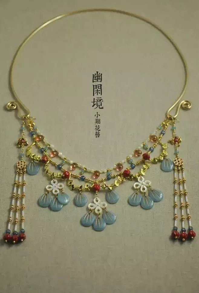 璎珞—古代用珠 玉串成的装饰品，多用为颈饰，璎珞原为古代印度佛像颈间的一种装饰，后来随着佛教一起传入我国，唐代时，被爱美求新的女性所模仿和改进 ...