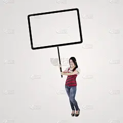 画室里的漂亮女孩拿着木板