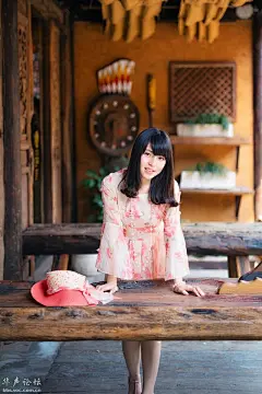 闲暇小镇的初夏，花裙姑娘