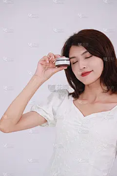 美妆系列写实拿着面霜摆拍的模特