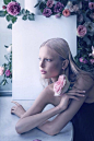 Dewl Elisabeth Erm 演绎迪奥杂志大片，据悉最新一期 Dior Magazine 将花与人合为一体，通过淡淡地妆容及指甲，让人忘了该欣赏美丽的花丛还是美艳的模特儿。在摄影师 Camilla Akrans 的镜头下，才发现原来许多唇彩的…