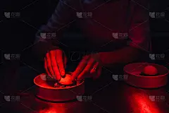 米其林厨师为客人提供食物，法国菜，近距离，作物在手上