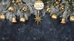 祝2022年新年快乐。圣诞装饰品，带有圣诞装饰品的富有创意的背景，带有灯和雪的球和冷杉树枝，贺卡，有