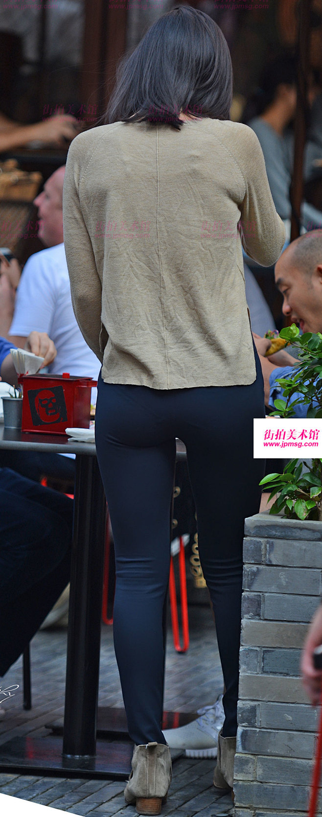 燥热的夏天美丽的皮肤和曲线姑娘这裤子和没穿一样紧身美臀街拍美术馆