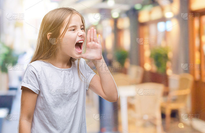 年轻美丽的女孩在孤立的背景大声呼喊和尖叫，一边与手在嘴上。通信的概念。