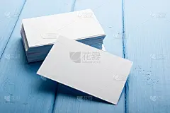 蓝色木质背景的空白名片。企业文具，品牌模型。创意设计师的办公桌。平的。文本复制空间