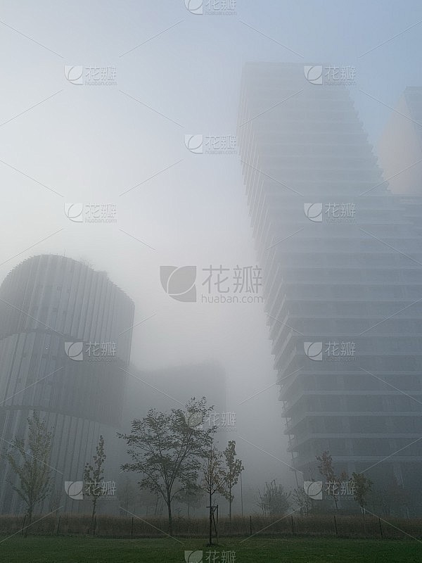 城市里有雾的早晨