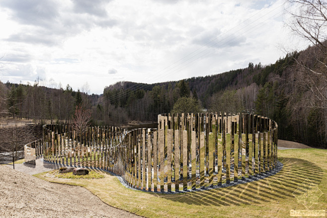 挪威镜面山林装置景观-1