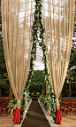 纱幔和绿色花艺装饰的婚礼仪式场地