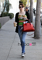 艾玛·罗伯茨 (Emma Roberts) 11月穿经典黑色针织衫出街