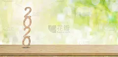 2020木制桌面，抽象温暖的灯光模糊背景。模拟横幅产品展示。