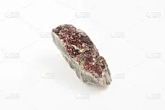 白色背景上的石灰石矿石。