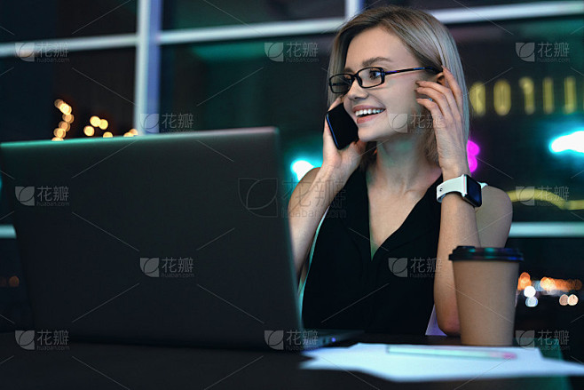 在办公室工作到很晚的女性