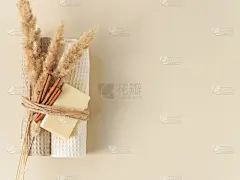 手工肥皂，毛巾，干植物和肉桂用绳子绑在米色的背景