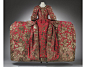 18世纪早期曼图亚Mantua宫廷礼服作为洛可可服饰风格的典型，是贵族在出席王室宫廷事件时的穿着。为了凸显身材，超紧身胸衣配有宽松的肘部袖，束腰/束腹也会被穿在紧身胸衣下面。而夸张的裙摆则是其最大的特色之一，像一面移动的华丽屏风，最大程度的炫富了目前世界纪录最宽约2.38米，完全是极尽 ​​​​...展开全文c