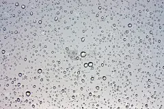 雨滴落在玻璃上，雨滴落在透明的窗户上