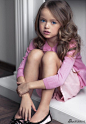 年仅9岁的克里斯汀娜-皮曼诺娃出生于2005年12月27日，是一名十足的“05后”，虽然年轻， Kristina 在儿童模特圈中已经小有名气。