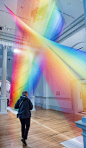 艺术家Gabriel Dawe的作品系列......   你有想象过可以亲手捕捉彩虹么？  他用彩线一次一次的编织，把转瞬的彩虹固定.....  超赞~~ ​ ​​​​