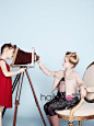 【Baby Dior】旧时巴黎贵族世家的公子与小姐！迪奥(Dior)童装Baby Dior 2012秋冬系列Lookbook，怀旧黑白街拍照与趣味彩色棚拍照谁更有爱？_海报时尚网