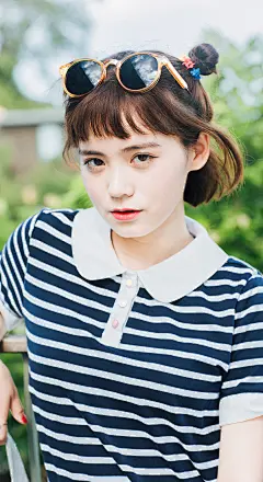 短发少女卧蚕阿姨条纹风美图iPhone6 Plus高清壁纸-55壁纸网