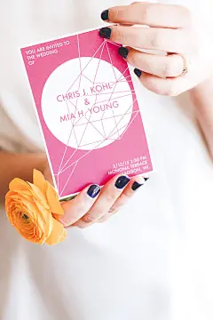 这些糖果色助你做个童心未泯的俏皮新娘+来自：婚礼时光——关注婚礼的一切，分享最美好的时光。#婚礼请柬#