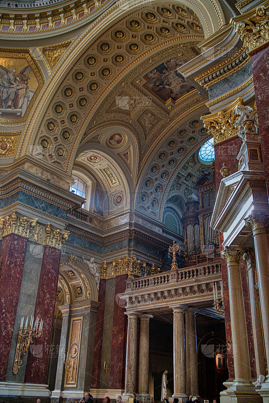 建筑风格美丽的内部装饰的天主教大教堂在布...