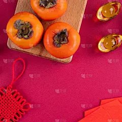 新鲜的甜柿子和叶子在红色的桌子背景为中国农历新年的俯视图