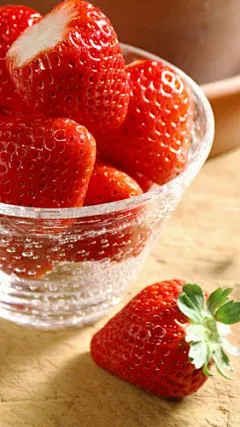 新鲜水嫩的草莓手机壁纸 540x960