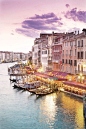 Sunset on the Canal, Venice, Italy。意大利威尼斯运河，威尼斯有一条长4公里、宽30~60米的主运河，与177条支流相通，全城由118个小岛组成，城市里共有2300多条水巷。威尼斯的房屋建造独特，地基都淹没在水中，像从水中钻出来似的。威尼斯大运河被誉为威尼斯的水上“香榭丽舍”大道。大运河的形状很像一个逆形的“S”，在中世纪，这个形状代表着奇迹和神秘。数百年来，大运河确实也见证了无数的故事。 #街景# #城市# #景点#