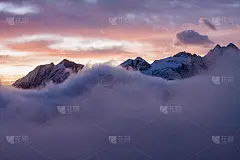 意大利阿尔卑斯山格兰帕拉迪索国家公园雾气蒙蒙的山谷美景，引人注目的景色，美丽的世界。五彩缤纷的秋日清
