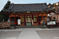 小神社也有很多日本人许愿哦，不过在日本寺庙神社求签一定要慎重，据说90%不是好签...