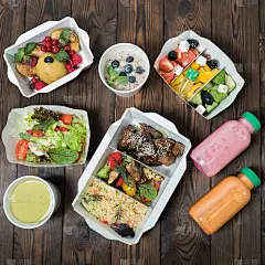 装在容器里的食物随你而去。食品交付。早餐，午餐和晚餐。在木制的背景上。食物分类是以卡路里计算的。带你