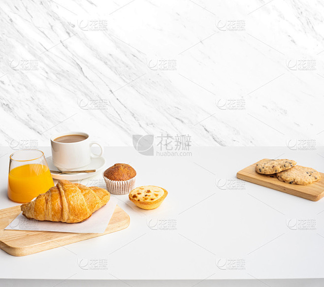 一套早餐食品或面包房，蛋糕在白色餐桌厨房...