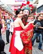 电竞女神评选 Angelababy输给一“放荡女”--通过自己的手机全程直播她在香港参加抱财神活动的过程，高峰时观看人数达到了58.2万。