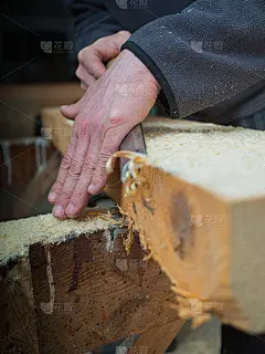 这双手就像拿着撬棍的木匠