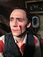 #HQ##Tom Hiddleston##Crimson Peak# 【剧透！】陀螺在推上放了一张抖森的。。。幕后化妆照Source: O网页链接