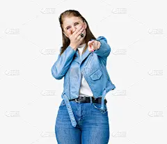美丽的中年成熟女人穿着时尚皮夹克过孤立的背景笑着的你，用手指捂着嘴指着镜头，羞愧的表情