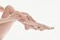 女性双手在腿上，皮肤身体护理概念 免费照片