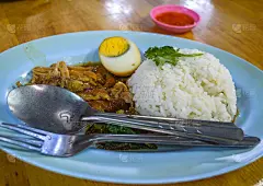 米饭和肉汁炖的猪肉