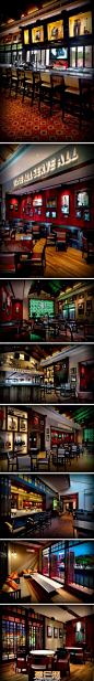 娘惹文化--马来西亚滚石咖啡厅 马来西亚的历史城市马六甲,被联合国教科文组织列为世界文化遗产。这里的地板设计使用当地的木材被称为印茄木。红色天鹅绒的背景下,木制天花板与砖墙 ,遵循当地房屋的架构。受中式设计启发，内外部餐饮区使用彩色玻璃分隔。 http://t.cn/zTI9LAg