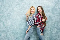 蓝色背景墙上的女性朋友